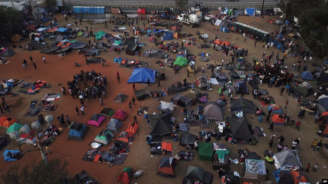 Migranti u privremenom skloništu pred granicom SAD u Tihuani, Meksiku