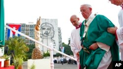 El papa Francisco sube al altar donde ofició la misa en la Plaza de la Revolución de La Habana.