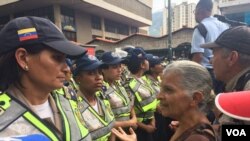 La "Marcha de los abuelos" busca llegar de forma pacífica hasta la Defensoría del Pueblo en el centro de Caracas. [Foto: Alvaro Algarra, VOA].