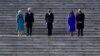 El presidente estadounidense Joe Biden, la primera dama Jill Biden, la vicepresidenta Kamala Harris y el primer caballero Douglas Emhoff en la escalinata este del Capitolio de los Estados Unidos, Washington, DC. el 20 de enero de 2021.