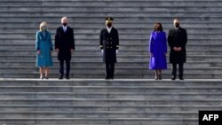 El presidente estadounidense Joe Biden, la primera dama Jill Biden, la vicepresidenta Kamala Harris y el primer caballero Douglas Emhoff en la escalinata este del Capitolio de los Estados Unidos, Washington, DC. el 20 de enero de 2021.