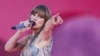 Penyanyi dan penulis lagu Taylor Swift saat tampil di turnya, Eras Tour, di Lisbon, 24 Mei 2024. (Foto: Andre Dias Nobre/AFP)