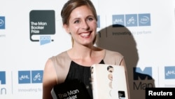 Penulis Selandia baru Eleanor Catton, pemenang Man Booker Prize 2013, saat menerima penghargaan di London (15/10). (Reuters/Olivia Harris)