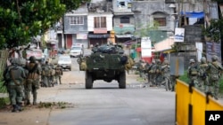 Marinos filipinos continua el asalto para recuperar algunas áreas de la ciudad de Malawi y tratar de rescatar a 200 personas secuestradas.