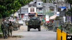 Philippine marines walk to the frontline in the continuing assaults to retake control of some areas of Marawi city, May 28, 2017.