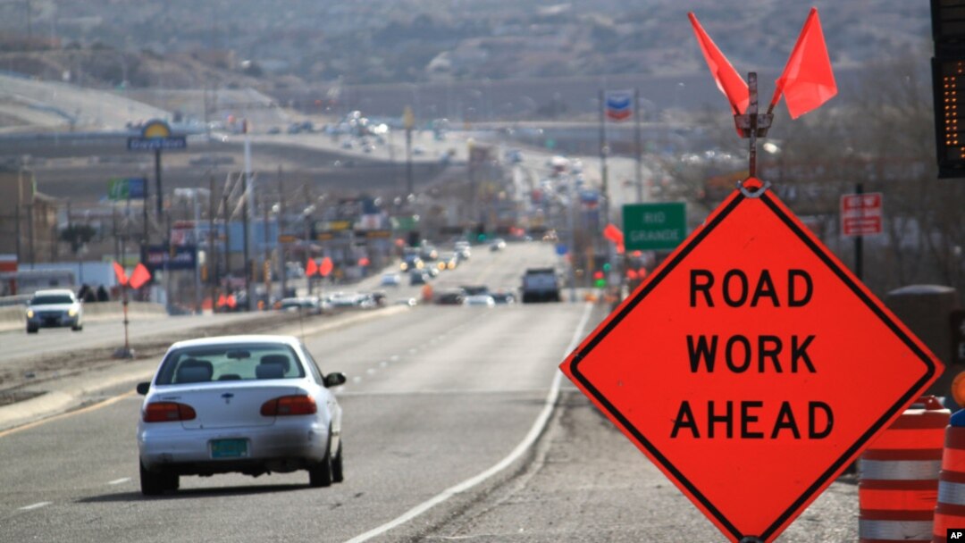 Rambu peringatan pembangunan sedang berlangsung di US Route 550 di Bernalillo, N.M. (Foto: ilustrasi)