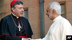 Kardinal Australia George Pell (kiri) menyambut pemimpin Muslim AS Imam Feisal Abdul Rauf (R) ke Katedral St Mary di Sydney. (Foto: dok)