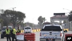 La entrada a la Base Aérea Naval en Corpus Christi, Texas, fue cerrada tras un tiroteo el 21 de mayo de 2020.