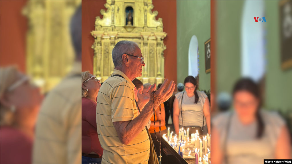 Un devoto ora dentro de la Iglesia Nuestra Señora de la Candelaria.