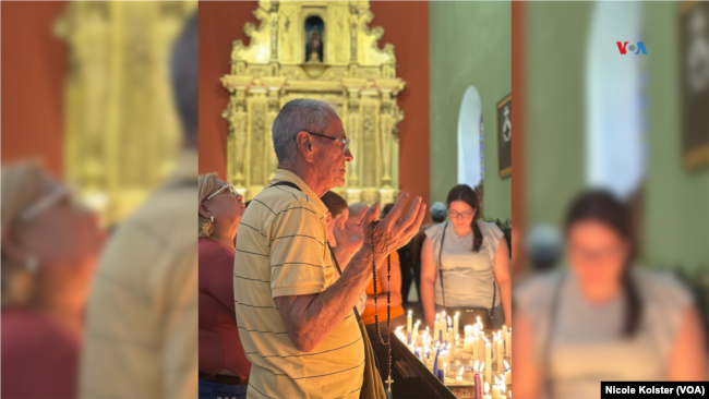 Un devoto ora dentro de la Iglesia Nuestra Señora de la Candelaria.