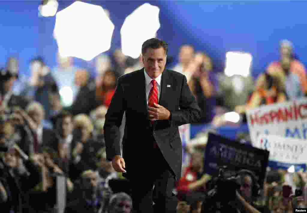 Republican presidential nominee Mitt Romney takes the stage to formally accept the presidential nomination during the final session of the Republican National Convention in Tampa, Florida, August 30, 2012. 