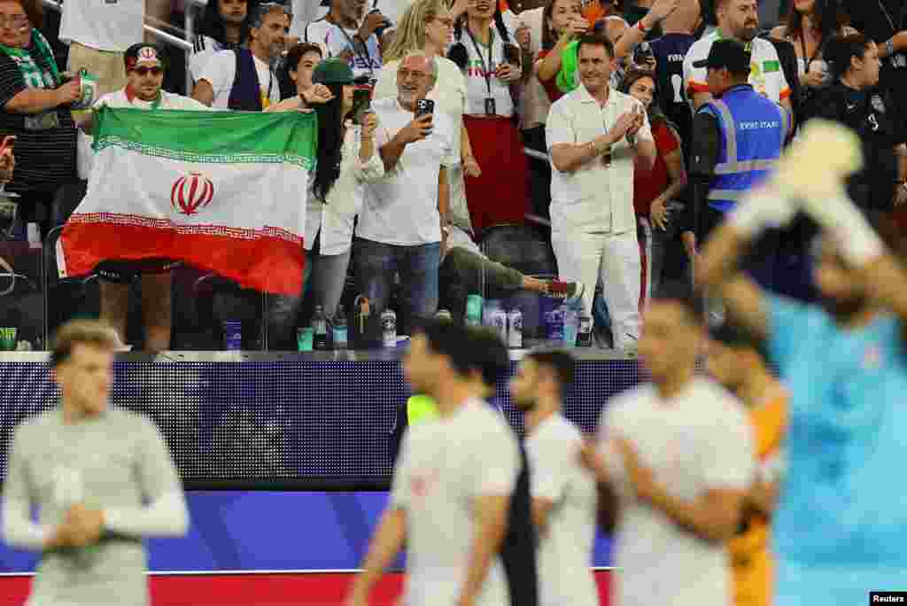 برخی حامیان جمهوری اسلامی هم با پرچم ایران با نشان جمهوری اسلامی در ورزشگاه حضور یافته بودند. 