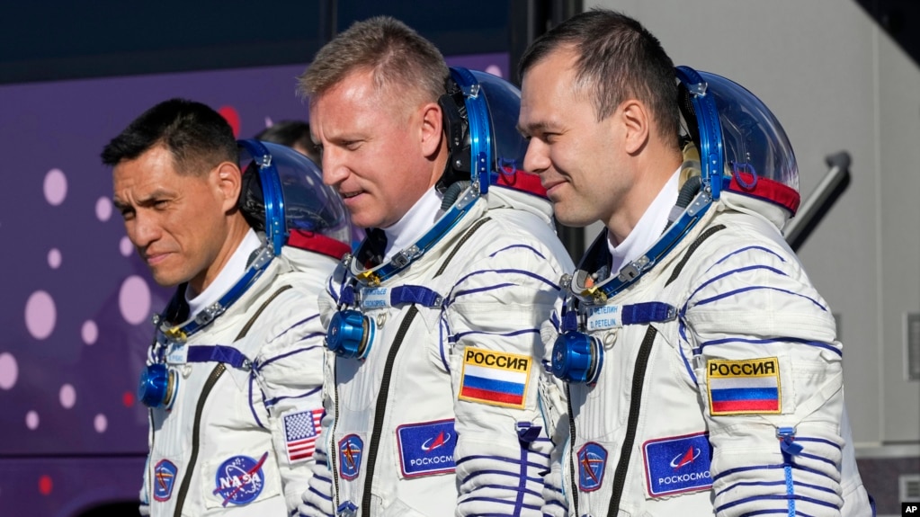 El astronauta de NASA, Frank Rubio, junto a dos cosmonautas rusos, Sergey Prokopyev y Dmitri Petelin,