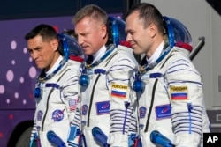 فضانوردان، از چپ به راست، فرانک روبیو، سرگئی پروکوپیف و دیمیتری پتلین پیش ازپرتاب به ایستگاه فضایی بین‌المللی در ۲۱ سپتامبر ۲۰۲۲