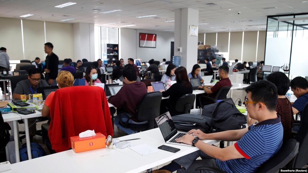 Suasana kerja di salah satu kantor penyedia pinjaman online di Jakarta, 29 Januari 2018. (Beawiharta/Reuters).