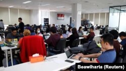 Suasana kerja di salah satu kantor penyedia pinjaman online di Jakarta, 29 Januari 2018. (Beawiharta/Reuters).