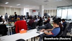 Para karyawan perusahaan pinjaman online, Modalku, sedang bekerja di kantor, di Jakarta, 29 Januari 2018. (Foto: Beawiharta/Reuters)