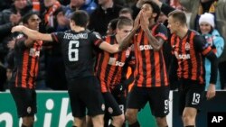 El presidente del club de fútbol más importante en Ucrania advirtió que de no volver al país, los jugadores “sufrirán”.