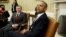 Oq uyda o'tgan uchrashuvda Obama minglab suriyalik qochqinlar og'irini ko'tarayotgan Iordaniyaga qo'shimcha moliyaviy yordam va'da qildi. 