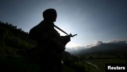 Một binh sĩ Ấn tuần phòng gần Làn ranh Kiêm soát Kashmir 