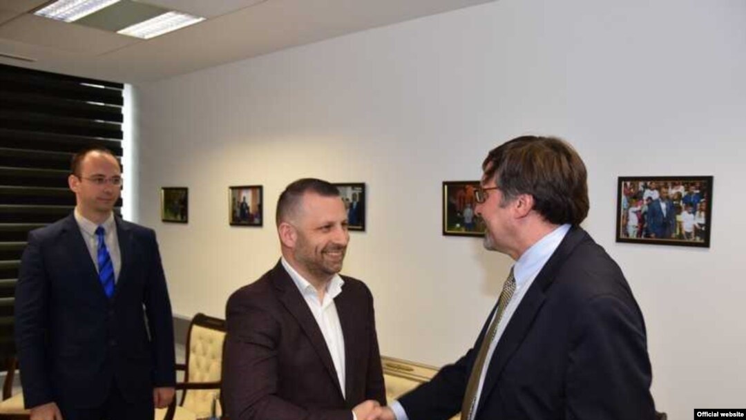 Vršilac dužnosti zamenika pomoćnika državnog sekretara Metju Palmer sa Daliborom Jevtićem, zamenikom premijera Kosova i Igorom Simićem.