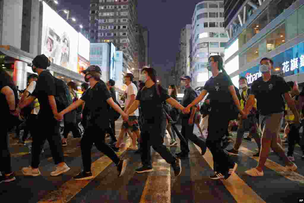 香港示威民众在街头拉起人链抗议禁蒙面法(2019年10月5日)