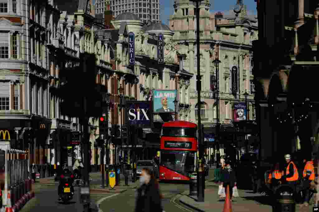 영국 런던의 극장가. 보리스 존슨 총리는 신종 코로나바이러스 방역을 위한 봉쇄 조치를 완화해 5월부터 극장과 공연장을 포함한 실내 행사장 영업을 재개할 것이라고 밝혔다. 