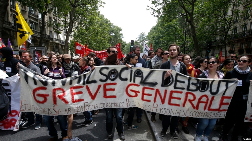 Les employés en grève tiennent la pancarte "grève générale" lors d'une manifestation à Paris, France, le 14 juin 2016.