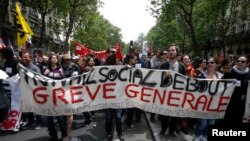 Les employés en grève tiennent la pancarte "grève générale" lors d'une manifestation à Paris, France, le 14 juin 2016.