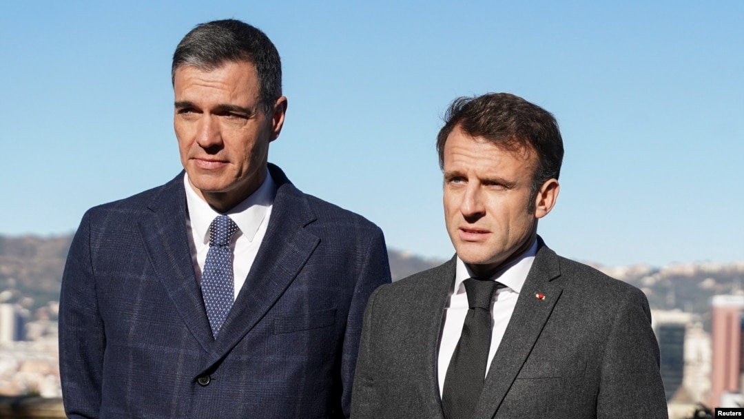 Perdana Menteri Spanyol Pedro Sanchez (kiri) dan Presiden Prancis Emmanuel Macron menghadiri KTT Spanyol-Prancis di Montjuic, Barcelona, Spanyol, 19 Januari 2023. (REUTERS/Bruna Casas)