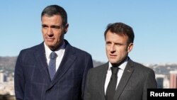 Perdana Menteri Spanyol Pedro Sanchez (kiri) dan Presiden Prancis Emmanuel Macron menghadiri KTT Spanyol-Prancis di Montjuic, Barcelona, Spanyol, 19 Januari 2023. (REUTERS/Bruna Casas)