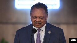 Le révérend Jesse Jackson rend hommage à la chanteuse Aretha Franklin dans l’église de son père, à Detroit, le 19 août 2018.