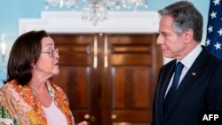 El secretario de Estado de EEUU, Antony Blinken, habla con la ministra de Relaciones Exteriores de El Salvador, Alexandra Hill Tinoco, en el Departamento de Estado en Washington, DC, el 7 de agosto de 2023.