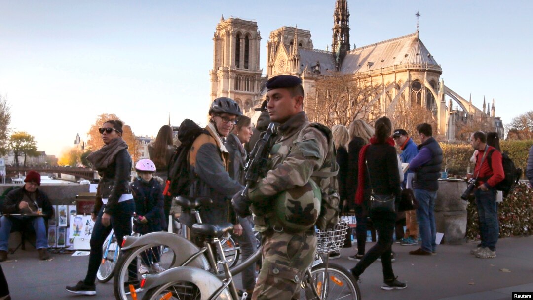 Binh sĩ tuần tra gần nhà thờ Notre Dame sau các cuộc tấn công chết người ở Paris, ngày 15/11/2015.
