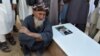 پدر یکی از مهاجران افغان در مسیر رفتن به ایران در ریگستان‌های نیمروز جان باخت