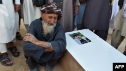 پدر یکی از مهاجران افغان در مسیر رفتن به ایران در ریگستان‌های نیمروز جان باخت