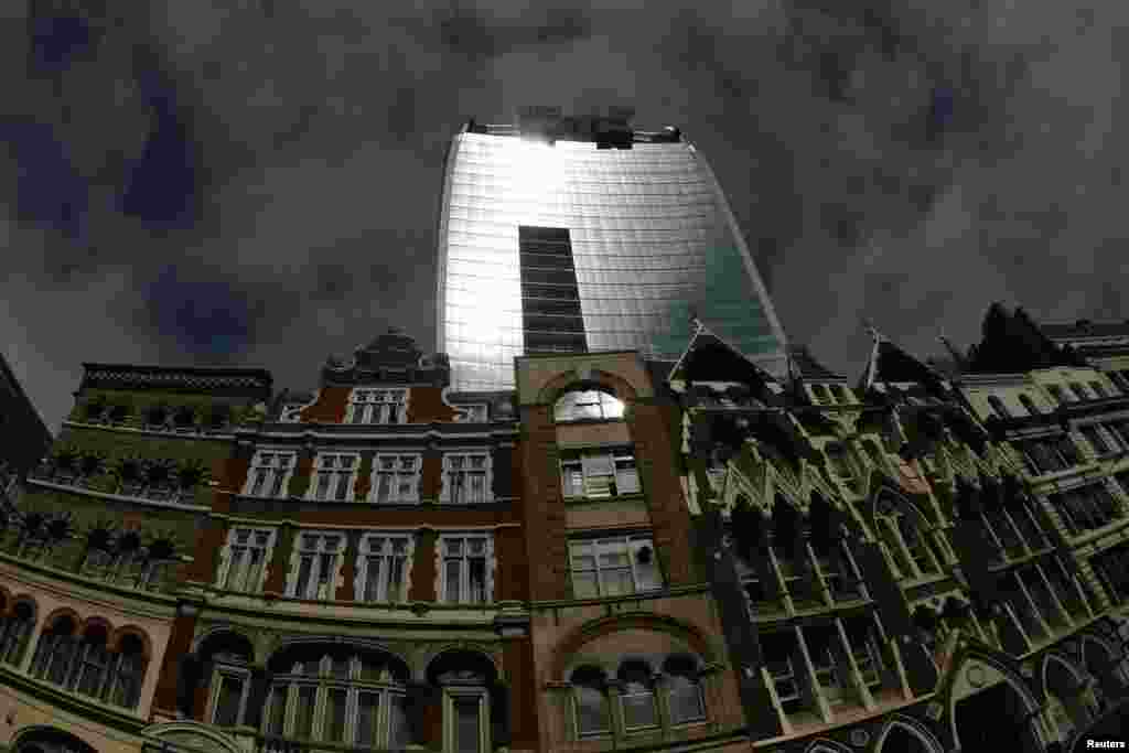 لندن میں 37 منزلہ عمارت کے شیشوں سے منعکس ہونے والی سورج کی شعاعیں شدید حدت کا باعث بن کر گرد نواح کی دکانوں اور عمارتوں کو نقصان پہنچا رہی ہیں۔