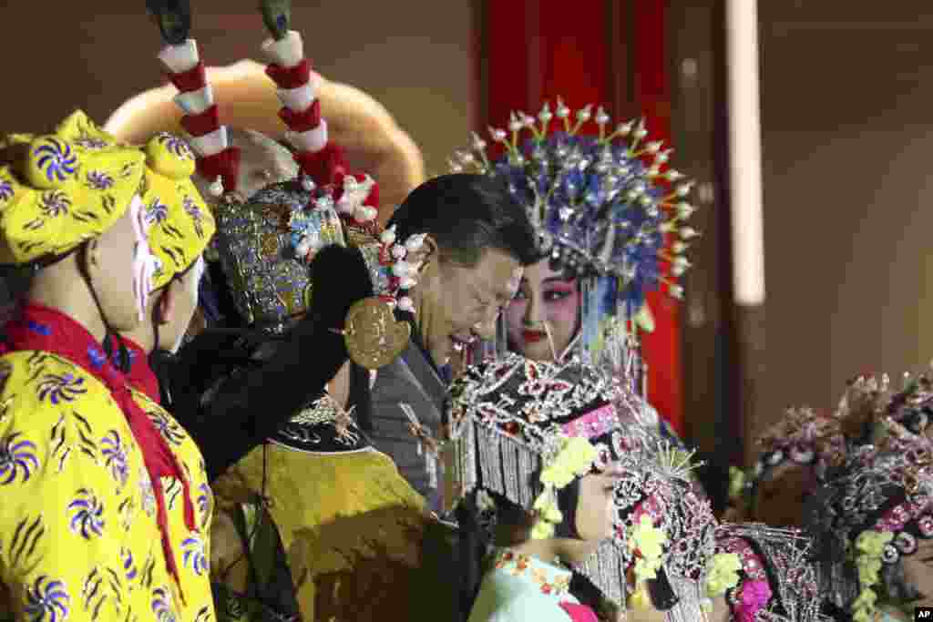 在北京故宫为美国总统唐纳德&middot;川普和第一夫人梅拉尼亚表演京剧的演员欢迎中国主席习近平，和他合影（2017年11月8日）。