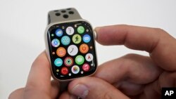 Seri terbaru dari produk Apple Watch SE ditampilkan dalam peluncuran produk Apple terbaru di Cupertino, California, pada 7 September 2022. (Foto: AP/Jeff Chiu)