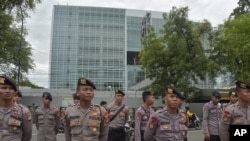 Para petugas kepolisian berjaga di depan Kedutaan Besar Amerika Serikat di Jakarta, 13 Desember 2017. (Foto: AP)