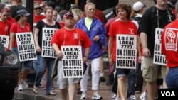 Trabajadores protestan frente a la sede principal de Verizon en Boston. Los trabadores de la huelga son un quinto de la plantilla total de la compañía.