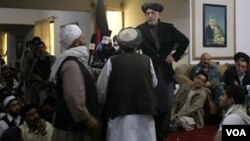 Presiden Hamid Karzai berbincang dengan kepala-kepala suku Afghanistan di Kandahar, 14 April 2010.