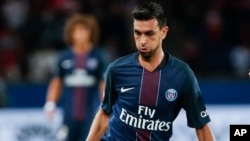 Javier Pastore, à gauche lors du match de football de Ligue 1 contre Metz, France le 21 août 2016. 