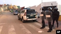 Policiers de la garde civile espagnole lors d'une opération antiterroriste le 13 janvier 2017 à Ceuta.