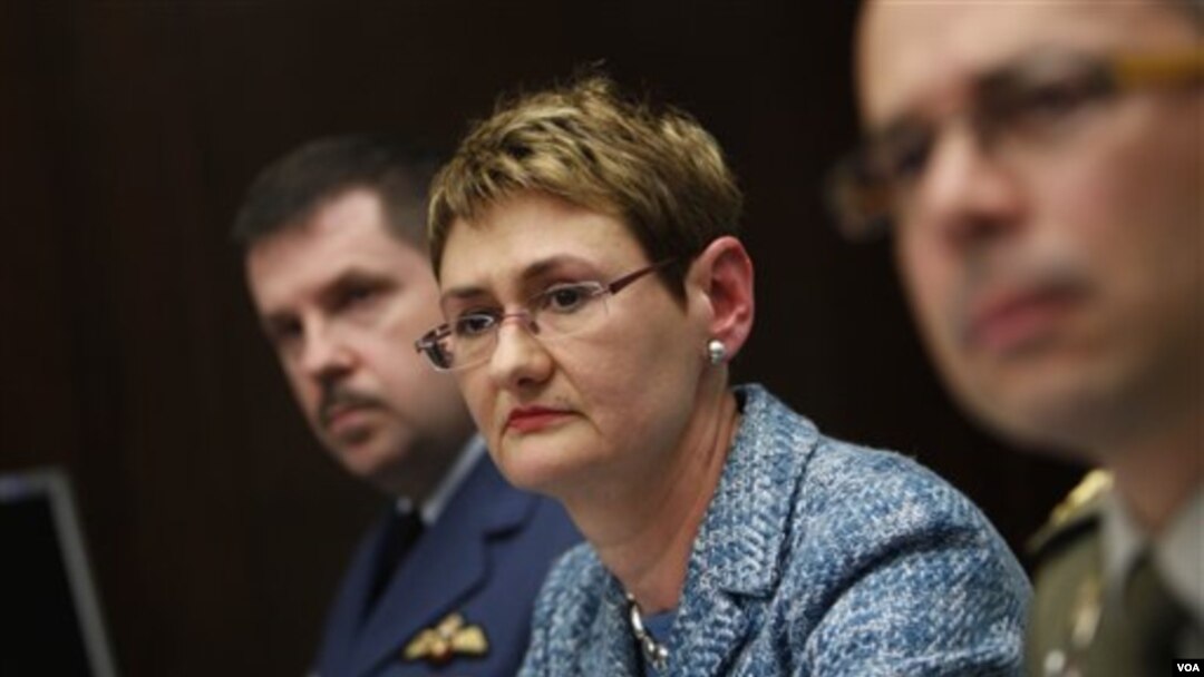 Juru bicara NATO, Oana Lungescu (tengah) mengatakan NATO akan meneruskan operasi hingga warga sipil di Libya aman.