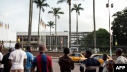 Quelques personnes devant le bâtiment du parlement camerounais, Yaoundé, 17 novembre 2017.