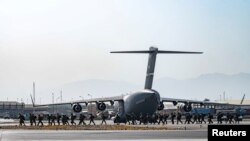 Des soldats américains, affectés à la 82e division aéroportée, arrivent pour assurer la sécurité en soutien à l'opération Allies Refuge à l'aéroport international Hamid Karzai de Kaboul, en Afghanistan, le 20 août 2021.