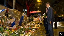 Le président Barack Obama , à droite, et français Francois Hollande déposent des fleurs au Bataclan , site de l'une des attaques terroristes à Paris.