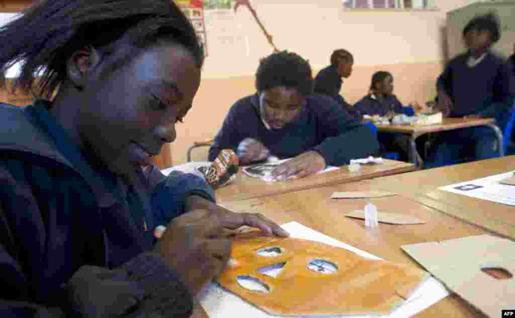 Anak-anak sekolah di Johannesburg. Kementerian Pendidikan Afrika Selatan mengatakan negara itu akan memasukkan Bahasa Mandarin ke dalam kurikulum sekolah. 