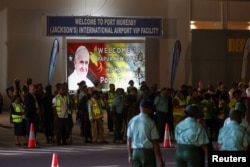 Warga menanti Paus Fransiskus setelah mendarat di Bandara Internasional Port Moresby Jackson, di Port Moresby, Papua Nugini, 6 September 2024. (Foto: Reuters)